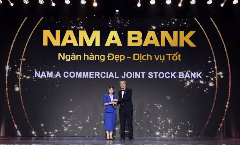 Bà Nguyễn Thị Tố Uyên - Giám đốc Khối Nguồn nhân lực Nam A Bank nhận giải thưởng từ BTC
