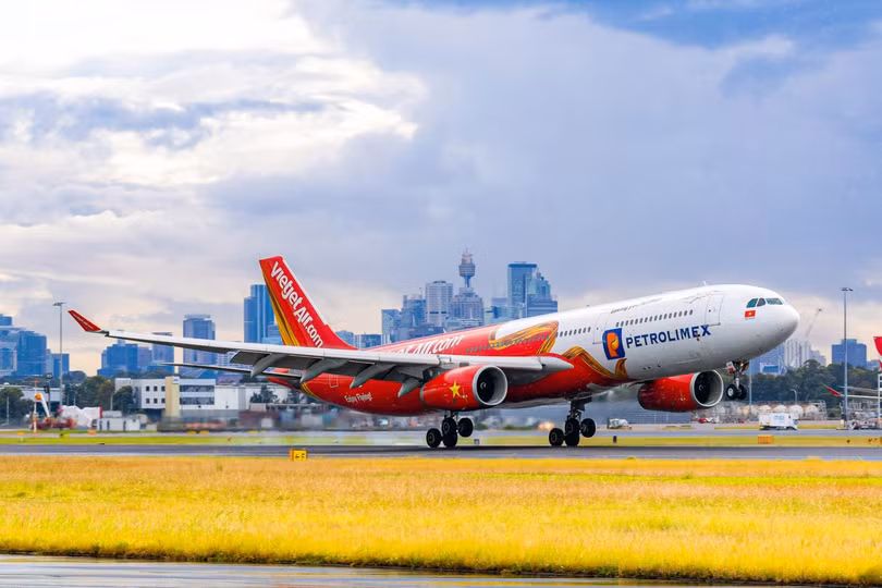 Tau bay Vietjet 2.jpg