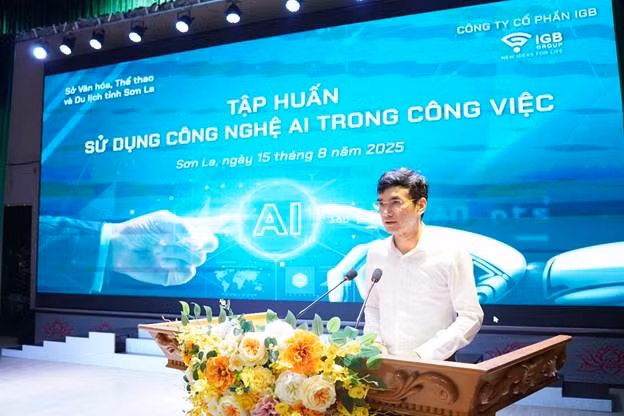 Ông Trần Xuân Việt, Phó Giám đốc Sở VHTT&amp;DL tỉnh Sơn La phát biểu khai mạc chương trình