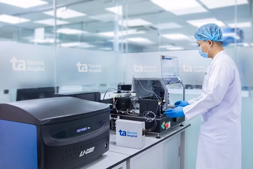 Kỹ thuật viên Trung tâm Xét nghiệm, BVĐK Tâm Anh vận hành hệ thống BioDot (Mỹ) thực hiện kỹ thuật Q-MAC giúp tìm kháng thể virus viêm gan D, tác nhân có thể gây ung thư gan.png