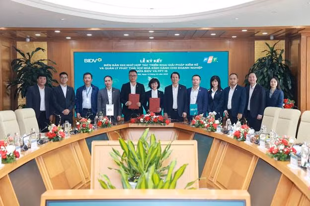 Bà Đỗ Thị Thanh Huyền - Giám đốc Ban Chính sách sản phẩm bán buôn BIDV và ông Đào Hồng Giang - Giám đốc Khối Tài chính Ngân hàng FPT IS - đại diện 2 đơn vị ký kết Biên bản ghi nhớ