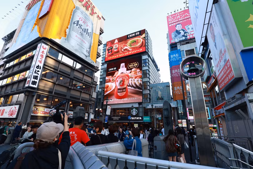 Tương ớt Chin-su xuất hiện hoành tráng tại khu phố ẩm thực sôi động Dotonbori, Osaka.JPG