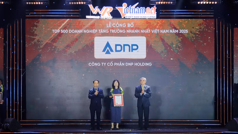 2.Đại diện DNP Holding tại lễ công bố FAST 500.jpg
