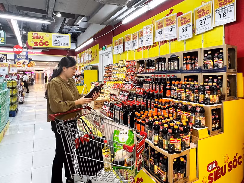 Người tiêu dùng mua sắm các sản phẩm của Masan Consumer tại siêu thị WinMart.jpg
