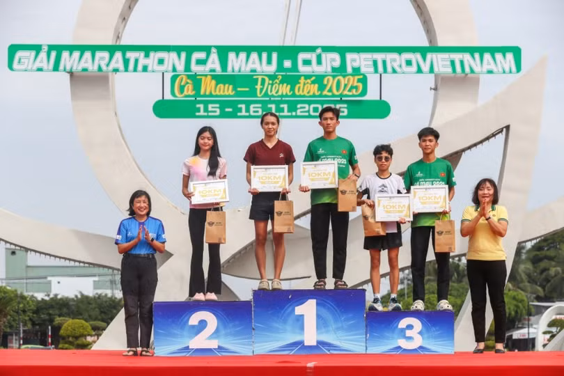Trao giải chung cuộc nam, nữ cự ly 10km