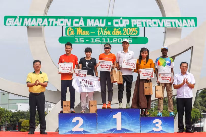 Ông Trần Ngọc Nguyên, Bí thư Đảng ủy, Chủ tịch HĐQT Tổng công ty Phân bón Dầu khí Cà Mau và ông Ngô Vũ Thăng, Phó Chủ tịch UBND tỉnh Cà Mau, Trưởng Ban tổ chức Giải, trao giải chung cuộc nam, nữ cự ly 42km