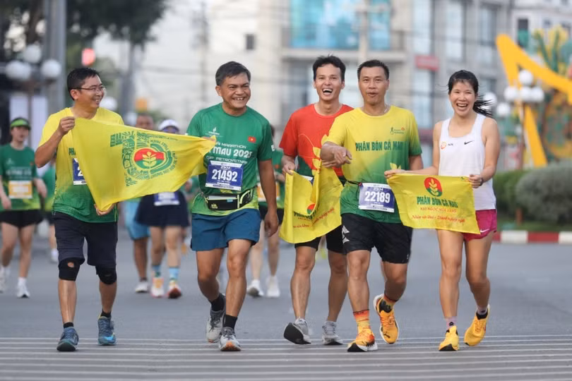 Đồng hành với sự kiện là chủ đề “Triệu bước chân - Ươm mầm bền vững” của Tập đoàn Tập đoàn Công nghiệp - Năng lượng Quốc gia Việt Nam (Petrovietnam), ngoài chạy - còn có trồng cây (khoảng 4.000 cây mắm trắng trên 1,2 ha rừng ngập mặn) và hoạt động cộng đồng khác.