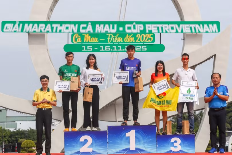 Trao giải chung cuộc nam, nữ cự ly 21km