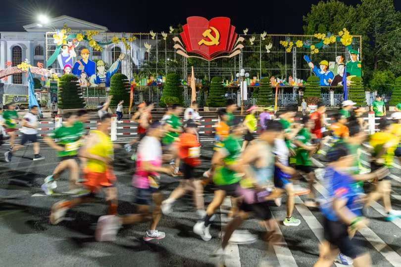 Không gian rộng rãi, hiện đại cùng các tuyến đường chạy rợp bóng cây tạo nên bầu không khí sôi động ngay từ những loạt xuất phát lúc 3h sáng.