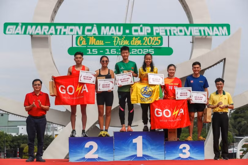 Trao giải nam, nữ, độ tuổi 16 - 29 ở cự ly 42km