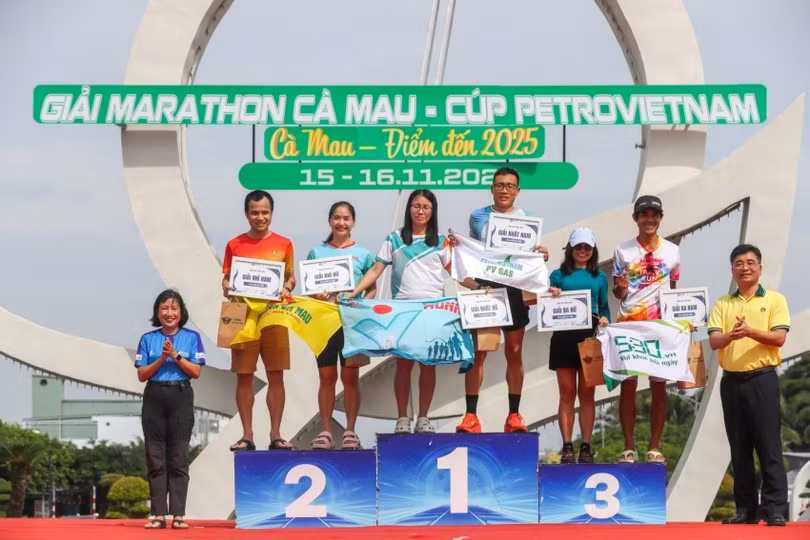 Trao giải nam, nữ, độ tuổi 40 - 49 ở cự ly 21km