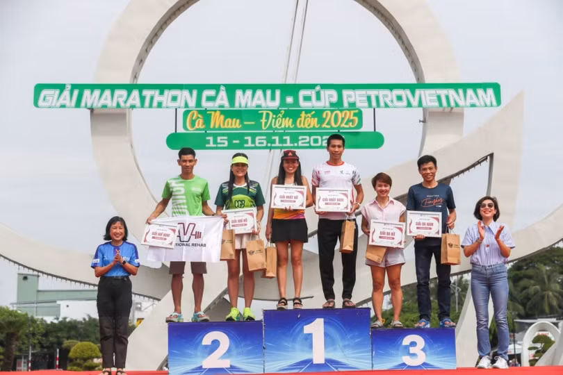 Trao giải nam, nữ, độ tuổi 30 - 39 ở cự ly 42km