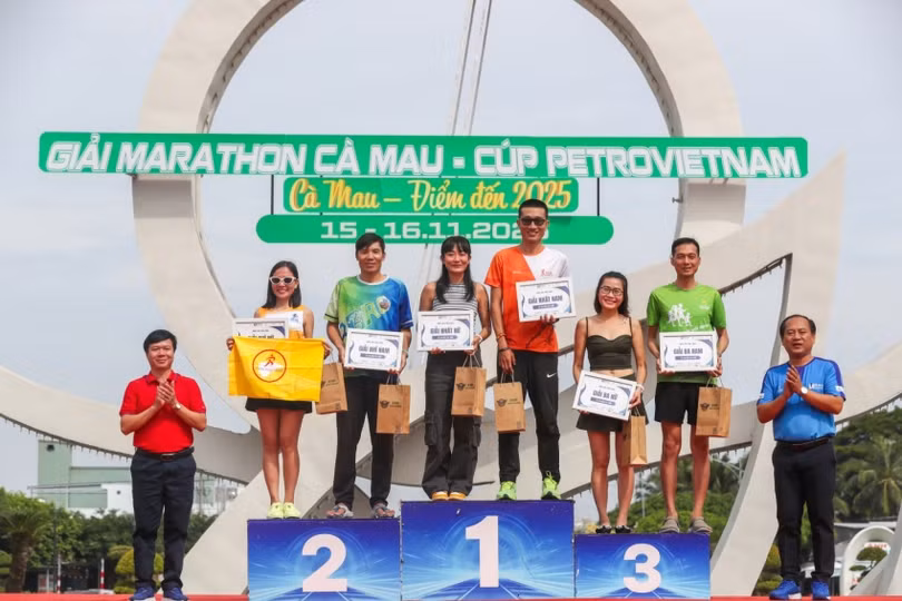 Trao giải nam, nữ, độ tuổi 30 - 39 ở cự ly 21km