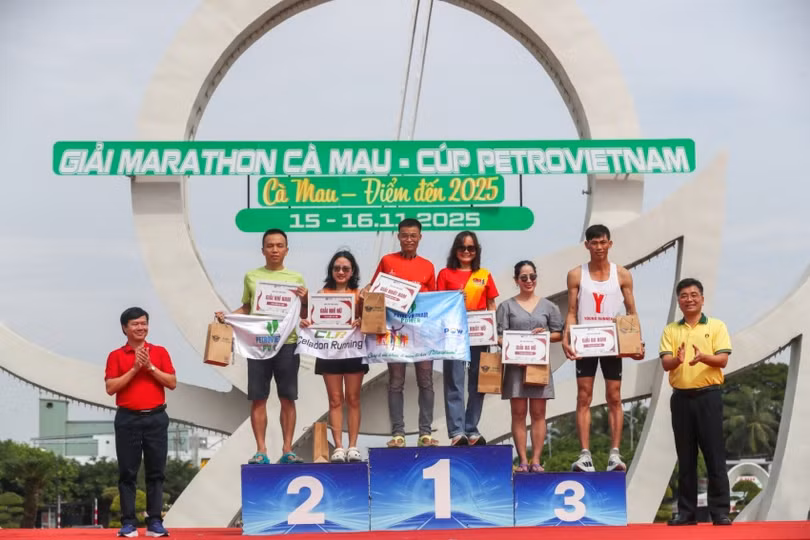 Trao giải nam, nữ, độ tuổi 40 - 49 ở cự ly 42km