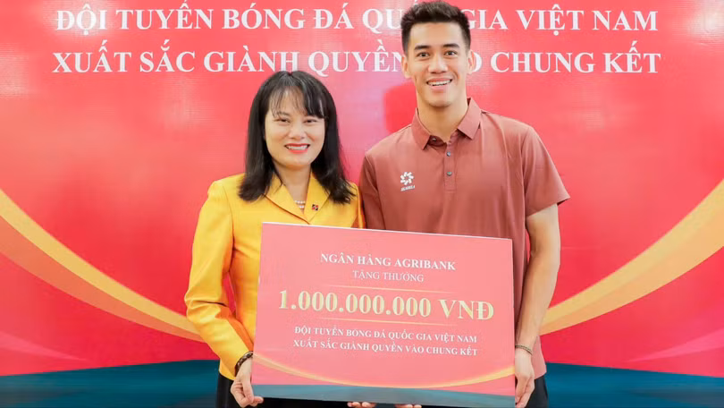 Agribank tặng thưởng 1 tỷ đồng cho đội tuyển Bóng đá Quốc gia Việt Nam