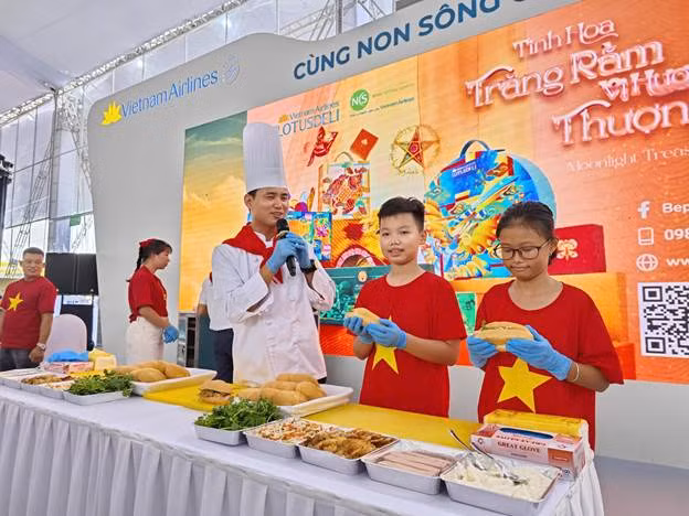 Các bạn nhỏ hào hứng chia sẻ thành quả. (Ảnh: VNA).