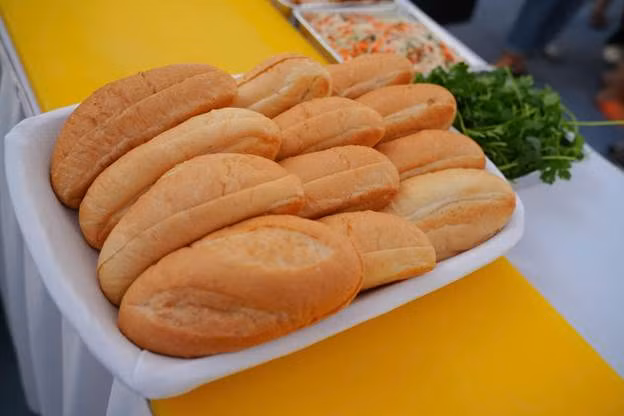 Ổ bánh mì vàng ruộm, giòn rụm, linh hồn của món ăn đường phố Việt Nam. Ảnh: VNA