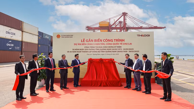 Các đại biểu thực hiện nghi thức gắn biển công trình Bến cảng 5 vạn tấn