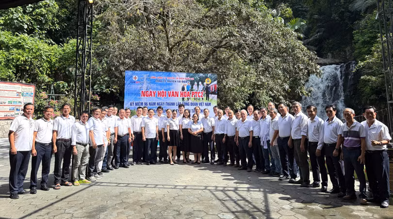 Các đại biểu chụp ảnh lưu niệm.