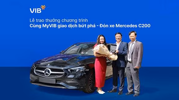 Đại diện VIB trao thưởng xe Mercedes-Benz C 200 Avantgarde Plus cho khách hàng Lê Công Phú
