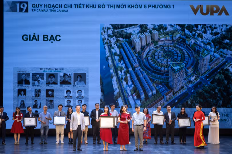 Ảnh 1_Trao thưởng Giải Bạc_dự án Cà Mau.jpg