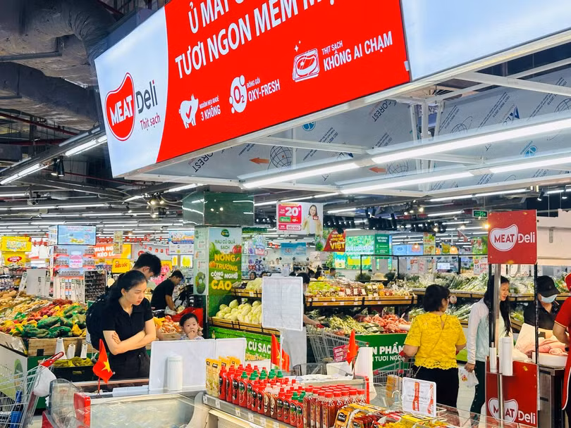 Khách hàng mua sắm mặt hàng thịt sạch MEATDeli 2.jpg