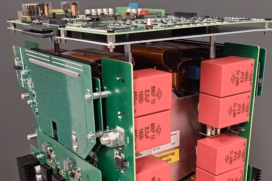 Bộ chuyển đổi DC/DC cách ly điện dịch với công suất đầu ra 250 kW, hiệu suất đạt 99,26% và mật độ công suất thể tích là 9 kW/l. Ảnh: Fraunhofer ISE