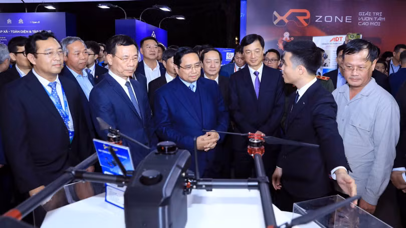 Thủ tướng Phạm Minh Chính tham quan khu trưng bày của CMC trong khuôn khổ Techfest Việt Nam 2025.