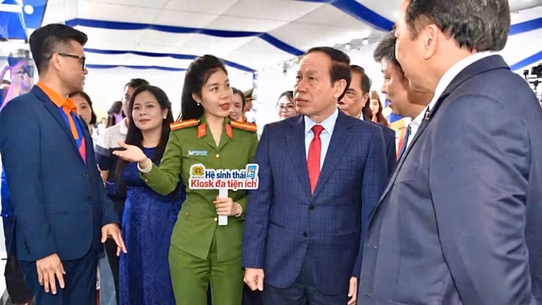 Phó thủ tướng Lê Tiến Châu trải nghiệm hệ sinh thái Kiosk đa tiện ích: Dịch vụ công, y tế, giáo dục,ngân hàng số,... tại sự kiện. Ảnh: C06.