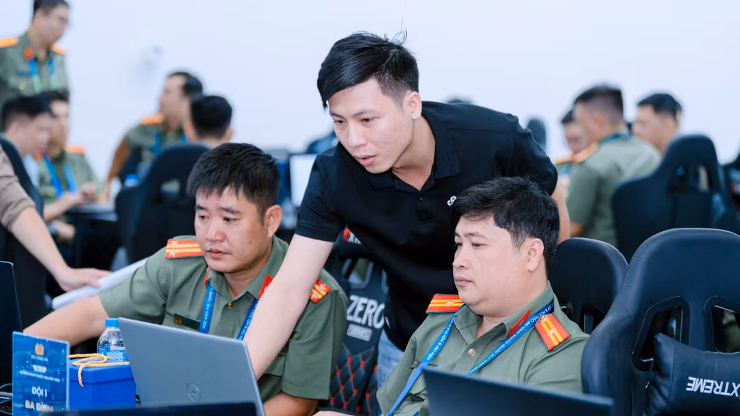Các đội thi trong phiên thực hành, diễn ra trong 7,5 tiếng liên tục trên hệ thống mô phỏng hạ tầng của một tổ chức tài chính. Ảnh: Thu Uyên.