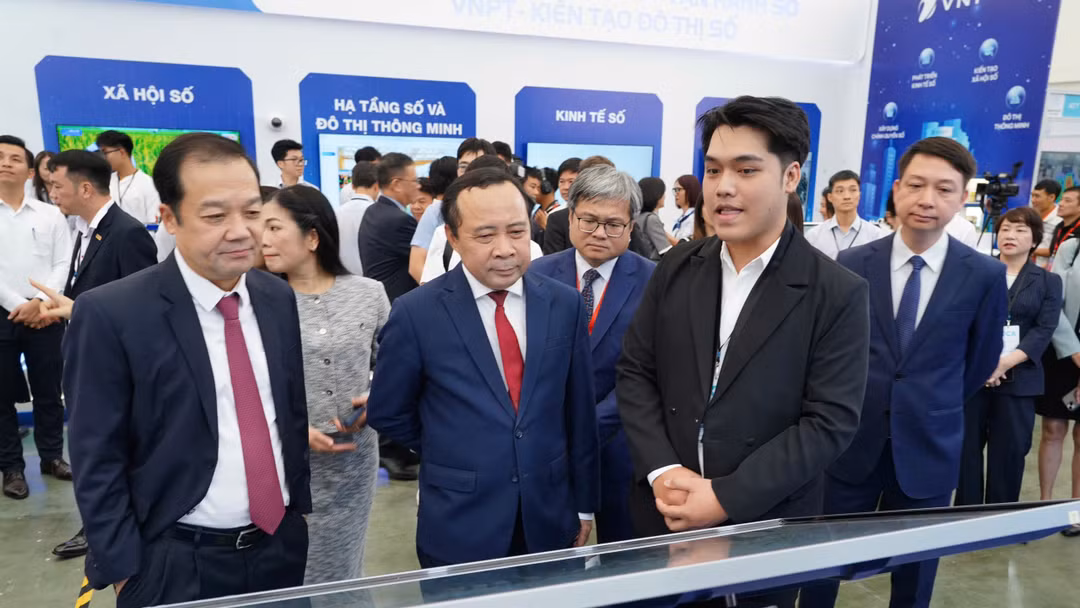Bộ trưởng Vũ Hải Quân và Thứ trưởng Phạm Đức Long tham quan gian hàng tại Lễ kỷ niệm hưởng ứng Ngày Chuyển đổi số quốc gia năm 2026. Ảnh: Bộ KHCN.
