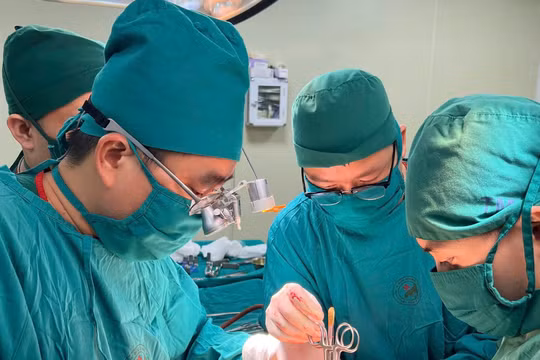 Bác sĩ bắc cầu động mạch, cứu đôi chân người bệnh 65 tuổi