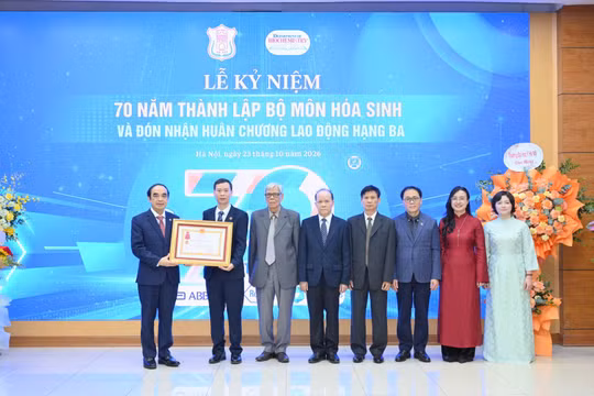 7 thập kỷ xây nền tảng cho chuyên ngành Hóa sinh y học Việt Nam