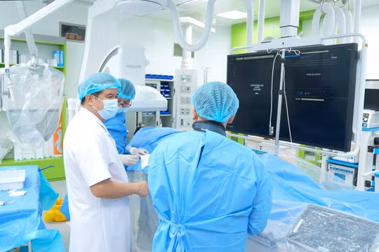Đưa con đi khám, người cha bất ngờ phải cấp cứu vì nhồi máu cơ tim giữa đường