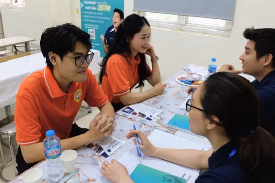 Hàng nghìn sinh viên y dược “săn việc” tại Ngày hội việc làm 2026