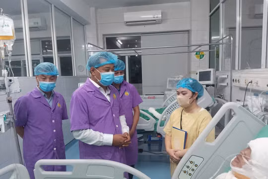 Ông Đinh Hồng Phong, Phó Giám đốc Sở Y tế Hà Nội thăm hỏi, trao hỗ trợ cho cháu N.T.T. đang điều trị tại Viện Bỏng Quốc gia Lê Hữu Trác. Ảnh: Diệu Linh