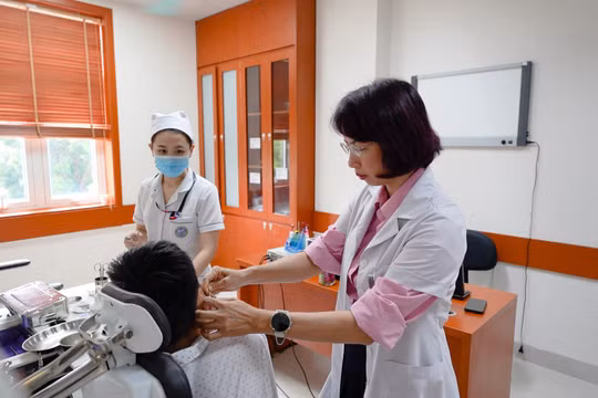 Bé trai 12 tuổi chảy mủ tai hôi, phát hiện khối ăn mòn xương chũm