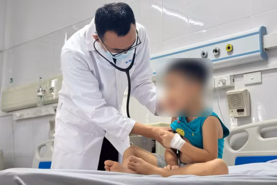 Bé trai 4 tuổi sốt cao tới 40°C, phát hiện nhiễm Adenovirus