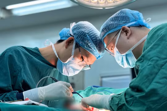 Đặt túi ngực 2 lần, người phụ nữ 38 tuổi nghi nhiễm vi khuẩn khó điều trị