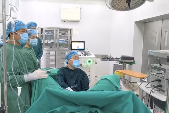 10 năm tiểu khó, người đàn ông 72 tuổi phát hiện tuyến tiền liệt “khủng” gấp gần 13 lần