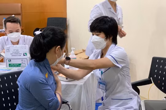 COVID-19 tăng trở lại, nhiều người nhập viện: Hà Nội và Bộ Y tế ra cảnh báo