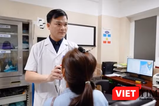 ThS.BSNT Ngô Duy Thịnh khám cho bệnh nhân. Ảnh: Phương Anh.