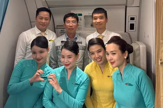 GS Mai Duy Tôn (thứ 2 hàng sau) và phi hành đoàn
