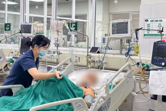 Ăn tiết canh, người đàn ông khỏe mạnh phải thở máy vì viêm màng não 