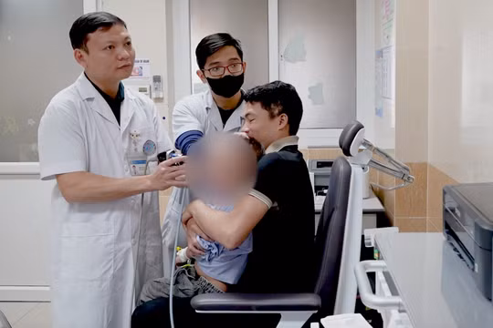 Bé trai 6 tuổi suýt mù vì bị bắn bi sắt vào mắt