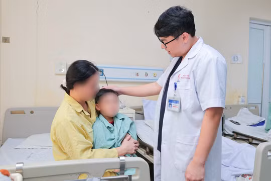 Bé trai 5 tuổi rách bao quy đầu vì bàn đạp máy tập ngoài trời