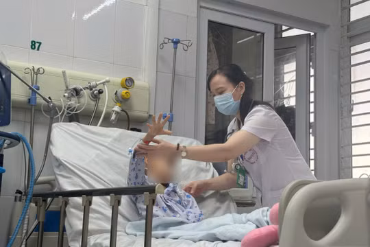 Bệnh nhi bị viêm não Nhật Bản điều trị tại Bệnh viện Bệnh Nhiệt đới Trung ương. Ảnh: Minh Thanh.