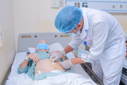 Cụ ông 93 tuổi có tuyến tiền liệt lớn gấp 5 lần bình thường, bác sĩ phải “mổ kép”