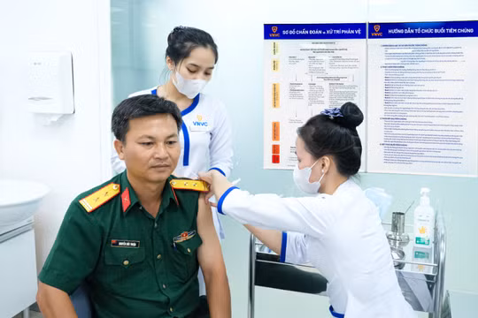 Tiêm vaccine bảo vệ lực lượng làm nhiệm vụ tìm kiếm hài cốt liệt sĩ