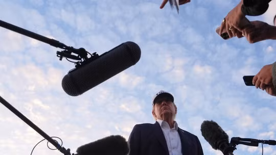 Ông Trump trả lời giới truyền thông hôm 13/9, chỉ trích những ý kiến chủ trương giảm tốc độ phát triển AI, coi đây là một cuộc đua chiến lược với Trung Quốc. Ảnh: AFP.